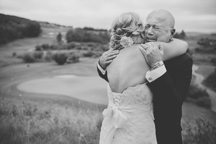 20 трогательных фото отцов, которые увидели свою дочь в свадебном платье