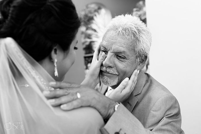 20 трогательных фото отцов, которые увидели свою дочь в свадебном платье