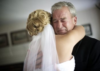 20 трогательных фото отцов, которые увидели свою дочь в свадебном платье