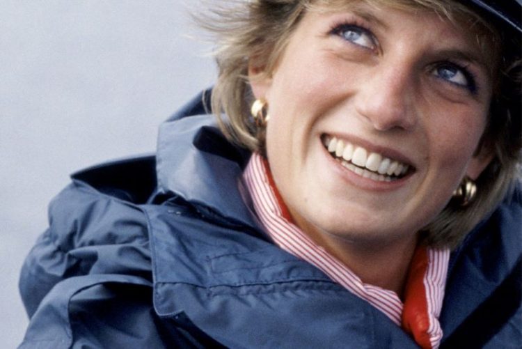 Princess Diana retro foto zvozd s ulybkoy