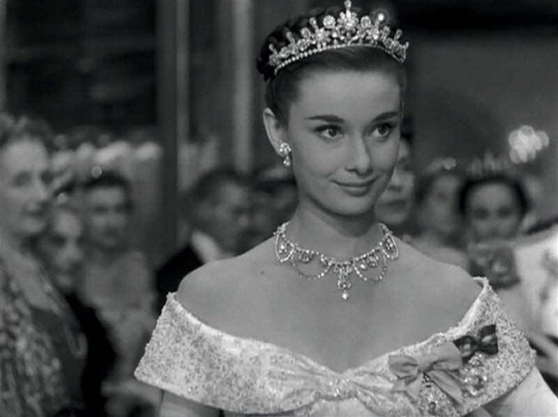 Audrey Hepburn retro foto zvozd s ulybkoy