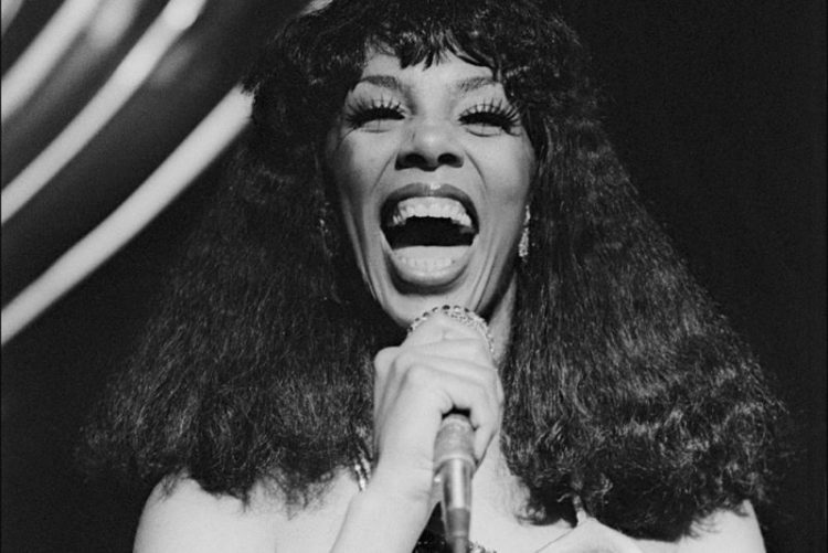 Donna Summer retro foto zvozd s ulybkoy