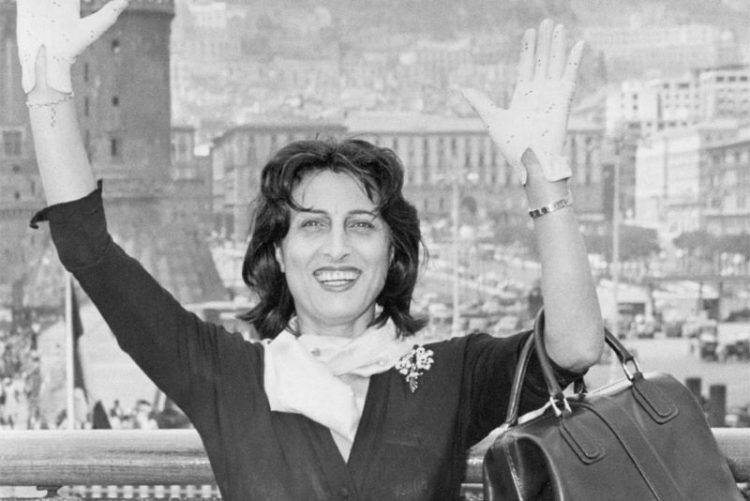 Anna Magnani retro foto zvozd s ulybkoy
