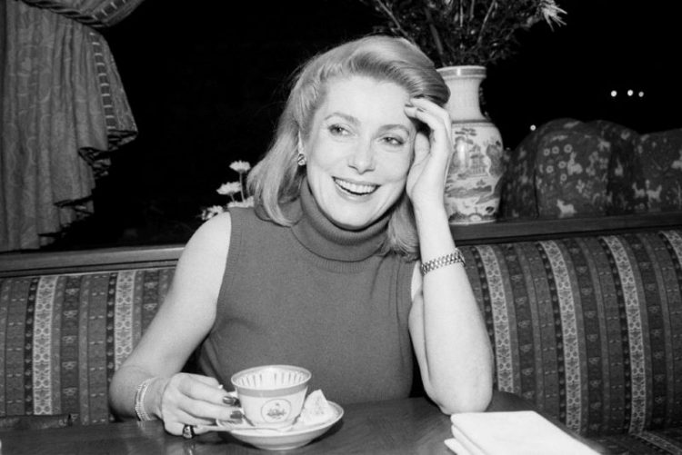 Catherine Deneuve retro foto zvozd s ulybkoy