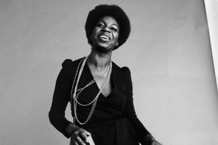 Nina Simone retro foto zvozd s ulybkoy