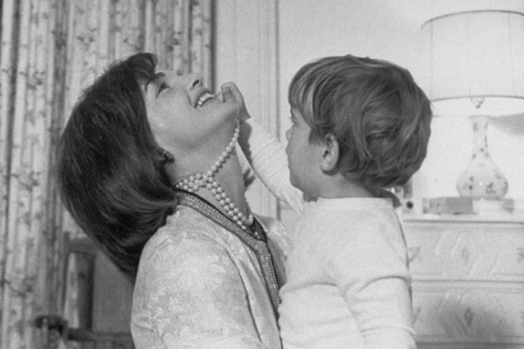 Jacqueline Kennedy retro foto zvozd s ulybkoy
