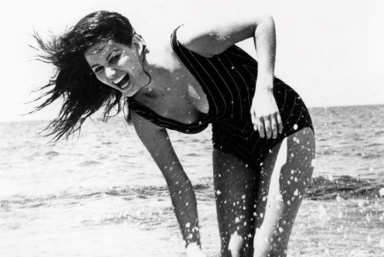 Claudia Cardinale retro foto zvozd s ulybkoy