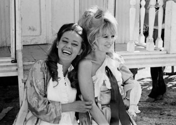 Jeanne Moreau and Brigitte Bardot retro foto zvozd s ulybkoy