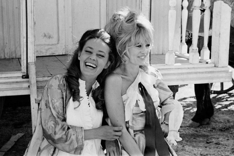 Jeanne Moreau and Brigitte Bardot retro foto zvozd s ulybkoy