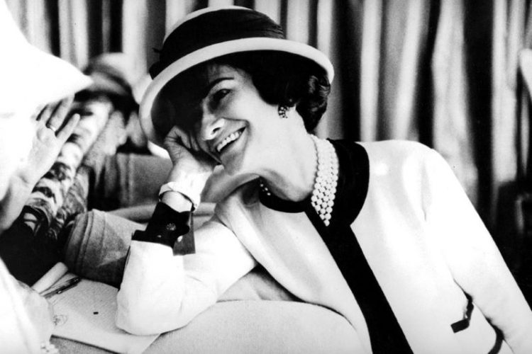 Coco Chanel retro foto zvozd s ulybkoy