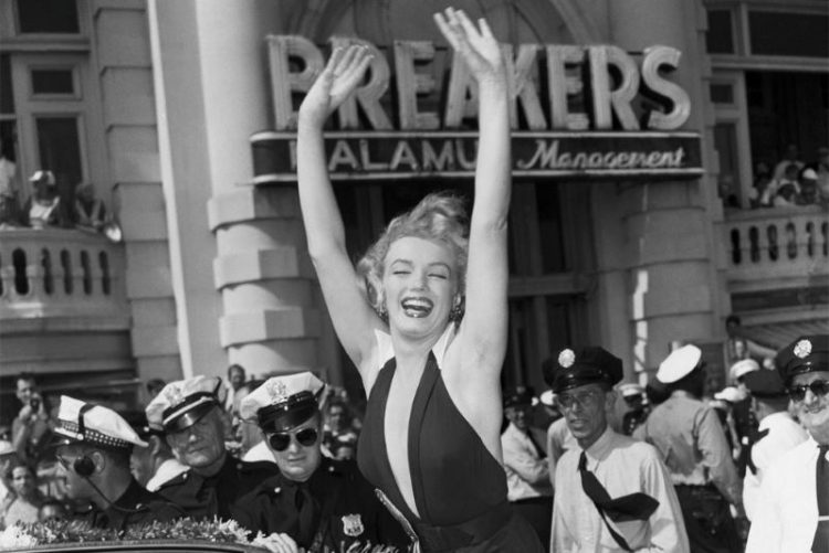 Marilyn Monroe retro foto zvozd s ulybkoy