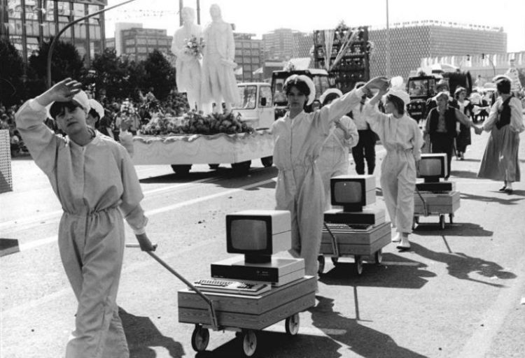 1987 год Восточный Берлин Компьютеры на параде