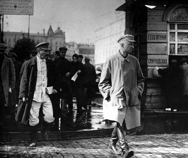 16_ 1929 Москва Сталин разгуливает по городу.