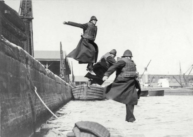 1930 Лондон Полицейские тестируют спасательные жилеты