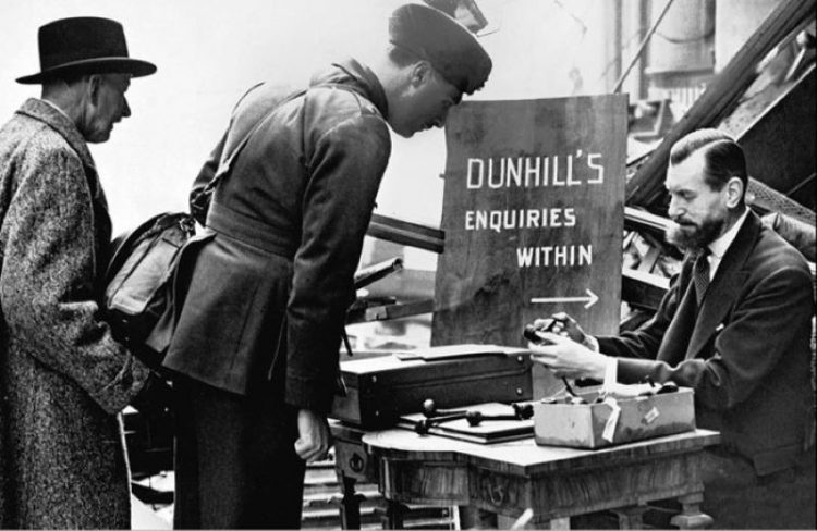 1944 Лондон Альфред Данхилл продаёт трубки
