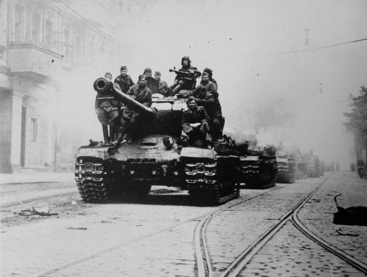 май 1945 Красноармейцы на танках на улице Берлина