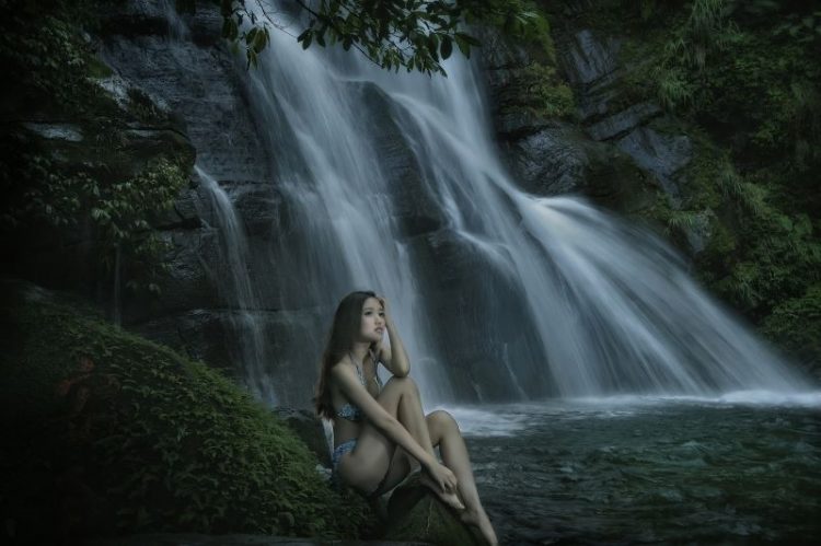 foto devushka u vodopada
