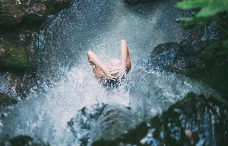 foto devushka u vodopada
